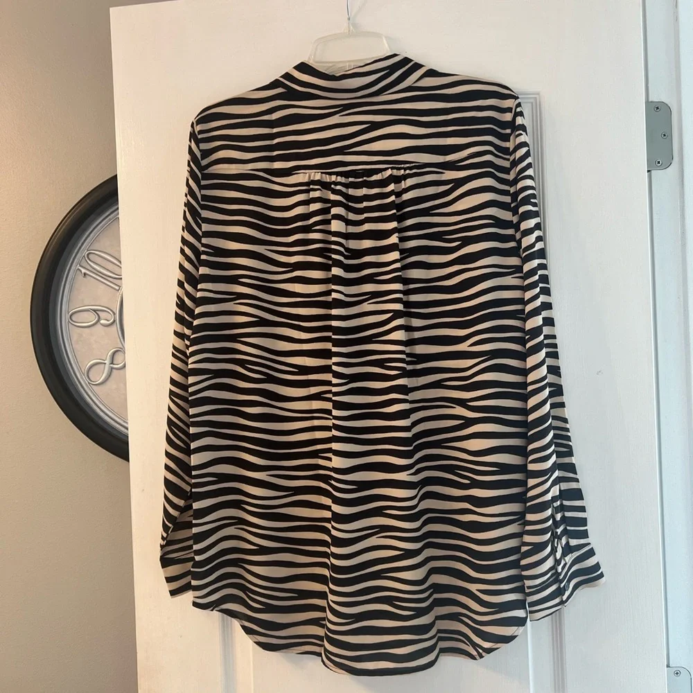 Ann Taylor zebra print long v neck blouse size L - Picture 4 of 6